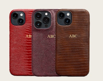Funda personalizada para iPhone de piel vegana con estampado de cocodrilo y monograma dorado.