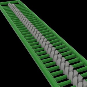 Puede incluir: Un sistema de cinta transportadora verde y gris. La cinta tiene una serie de barras horizontales verdes y una línea central de objetos rectangulares grises. El fondo es negro.