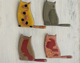Cat shape Brooch in Beige and Brown, wood and resin, glossy and shiny, large size by Dissimilar Atelier