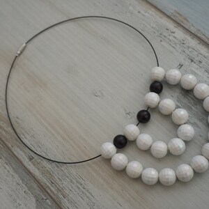 Collar de cuentas de babero blanco y negro de Dissimilar Atelier