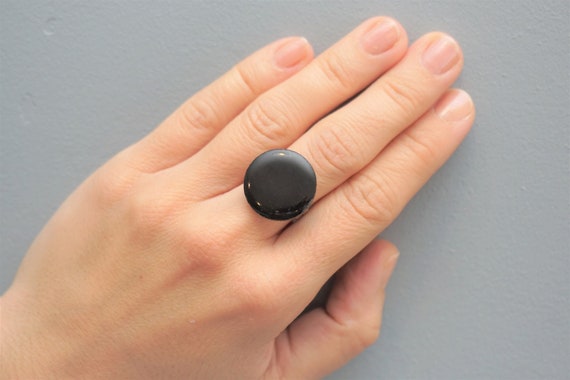 Bague ronde noire brillante taille reglable bois et resine par Dissimilar Atelier Etsy France