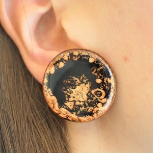 Runde Ohrstecker, Holz & Harz, Orange und Schwarz von Dissimilar Atelier