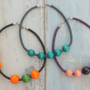 Statement Seil und Perlen Halskette in Blau, Pink, Lila, Orange, Braun von Dissimilar Atelier