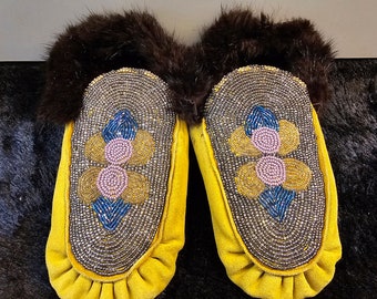 Beaded Moccasins Fur Cuff - Hand Crafted in Saskatchewan, beautiful beaded slippers, moose hide leather, one-of-a-kind, 9 inches, size 7/7.5