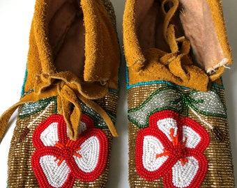 Native American Moose hide beaded moccasins - Native American Arts and Crafts - Indigenous Crafts - Slippers - Handcrafted - Made in Canada