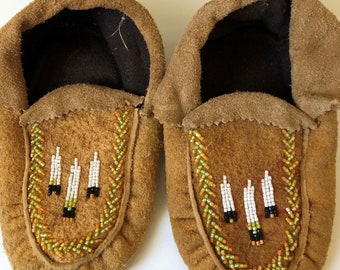 Native American Children's Moose hide beaded moccasins - Native American Arts and Crafts - Indigenous Crafts - Slippers - Handcrafted