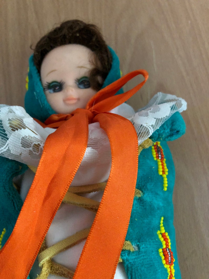 Native American Handgefertigte Mossbag Baby Doll Indigene Kunst und Handwerk First Nation Kinder Made in Canada Bild 2