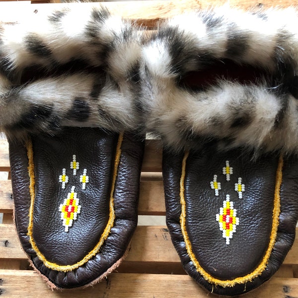 Mocasines con cuentas hechos a mano de nativos americanos - Artes y artesanías nativas americanas - Indígenas - Hecho en Canadá