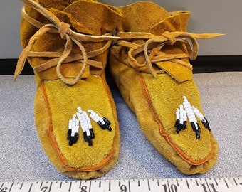 Kids wrap-around beaded mukluk moose hide leather wraps with ties 6 inches toe to heel Eagle Feather Beadwork unlined