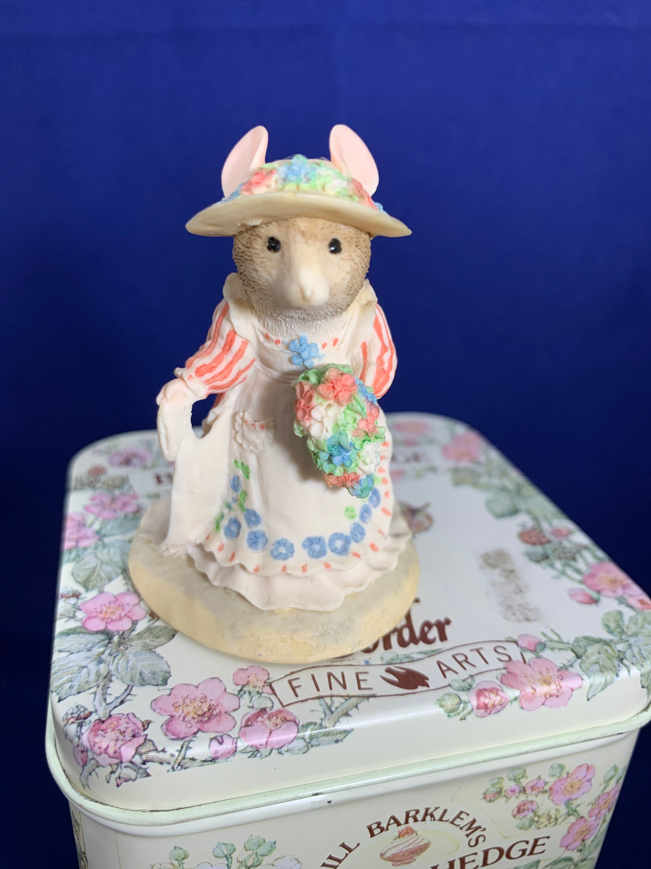 荷造りをするポピー フィギュリン ブランブリーヘッジ ボーダー