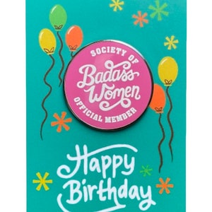 Buon Compleanno Donne Toste! Spilla smaltata su cartoncino decorativo