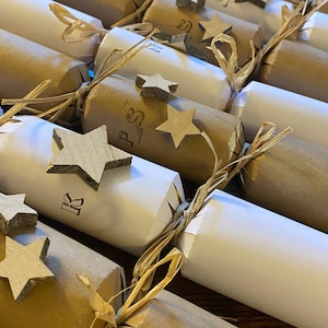 Kit fai da te per cracker di Natale senza plastica, marrone kraft o bianco con cappelli di carta multicolore - scherzi opzionali stampati su carta con semi piantabili