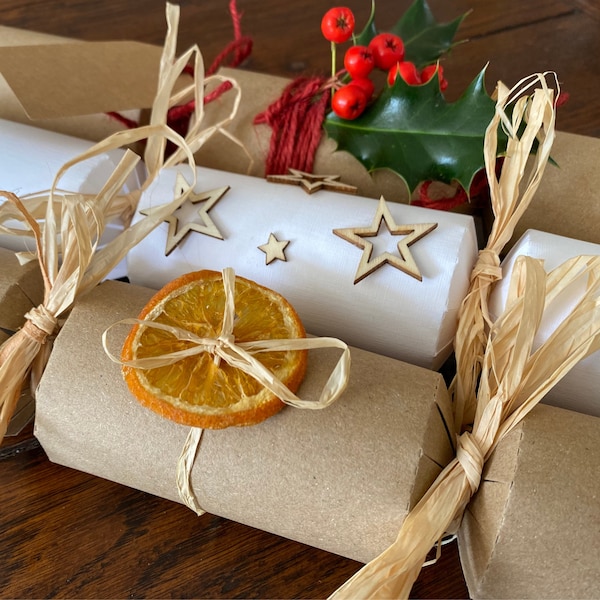 Kit DIY de craquelins de Noël sans plastique, kraft marron ou blanc avec chapeaux dorés, argentés et blancs - Blagues en option imprimées sur du papier de graines à planter