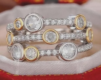 Anillo de moissanita bicolor con triple fila de bisel, alianza de oro de 14 k con diamantes dispersos, anillo llamativo de metal mixto, anillo multiusos único.
