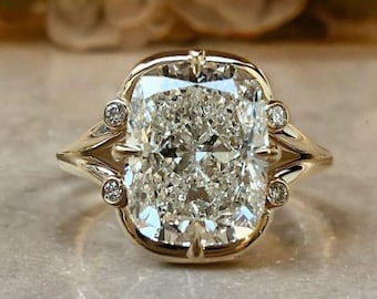 Anillo de compromiso de moissanita talla cojín en oro amarillo de 14k, engaste oculto con detalles laterales de diamantes, anillo de boda vintage único.