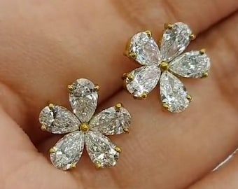 Pendientes de botón con forma de flor de diamantes, pendientes florales de moissanita talla pera, pendientes de botón de oro macizo de 14k, delicado regalo para damas de honor, naturaleza primaveral.