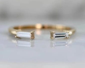 Anillo baguette abierto de oro de 14 quilates, banda apilable minimalista de moissanita Toi et Moi, anillo moderno de doble piedra, geometría delicada para ella