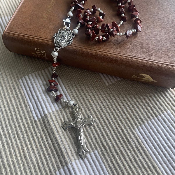 Chapelet Chrétien fait main avec des perles en pierre naturelle semi précieuse jaspe rouge , modèle unique ,