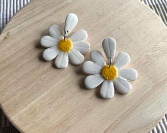 Handmade daisy earrings in polymer clay, made in France in our workshop, light and elegant, spring-like.
