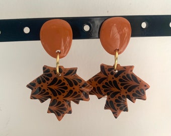 Boucles d’oreilles uniques feuilles d’érable, fait main dans nos ateliers en France, légère et élégante.