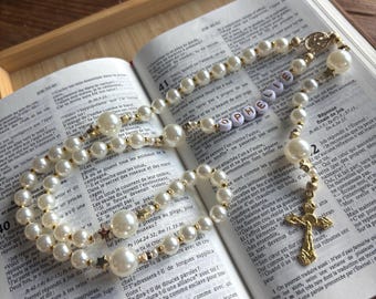 Personalisierter Rosenkranz mit Namen, perlmuttweißen Perlen, vergoldeter Jungfrau Maria, elegantes religiöses Geschenk, Taufe, Kommunion, Hochzeit