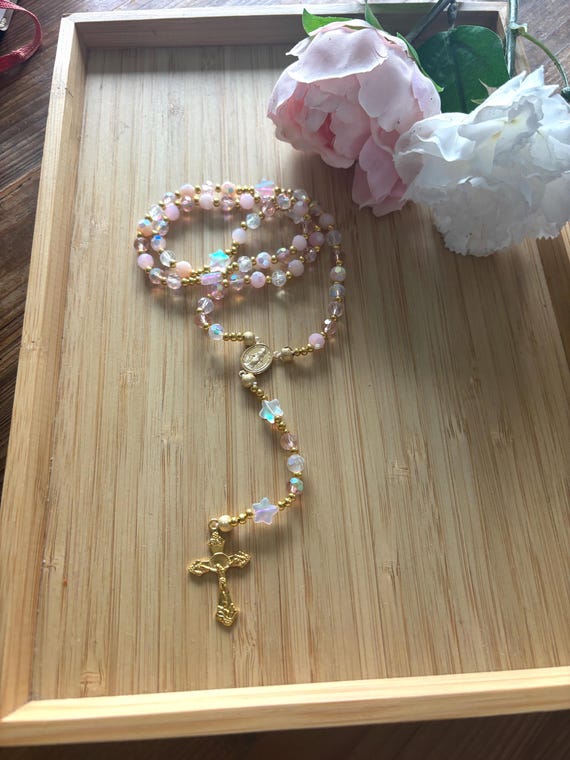 Chapelet chrétien, rosaire chrétien, chapelet perles rose, chapelet cristal rose, chapelet croix or, chapelet protection, cadeau religieux