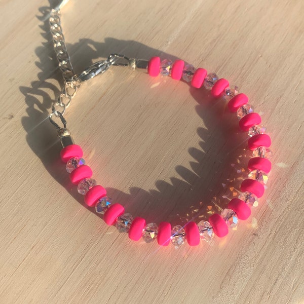 Bracelet rose, cristal de bohème et perles en argile polymère, fait main et unique, chaînette d’allonge inclus.