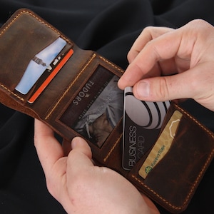 Cartera triple de cuero personalizada con identificación, billetera triple grabada para hombre, billetera triple de cuero para hombre hecha con cuero envejecido