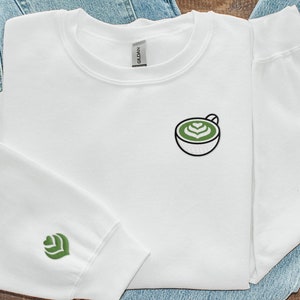 抹茶刺繍クルーネック スウェットシャツ、抹茶ギフト、抹茶好きのセーター、抹茶マグ ラテアート、刺繍セーター、かわいい抹茶ティーシャツ
