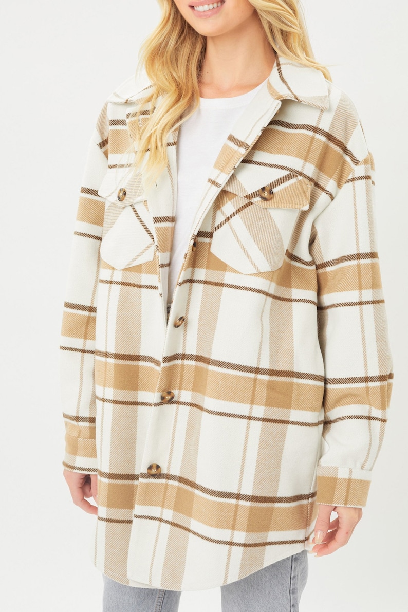 Puede incluir: Chaqueta camisa a cuadros color crema con detalles en marr&oacute;n y beige. La chaqueta de manga larga presenta un cuello, cierres de botones y dos bolsillos delanteros. La chaqueta camisa es una opci&oacute;n de abrigo informal.