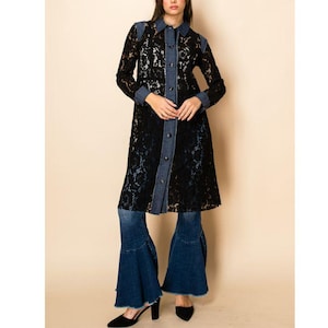 Puede incluir: Un vestido camisero de encaje negro con detalles de mezclilla, mangas largas y una botonadura frontal. El vestido se combina con vaqueros acampanados y tacones negros. El conjunto es una elegante combinación de texturas y colores.