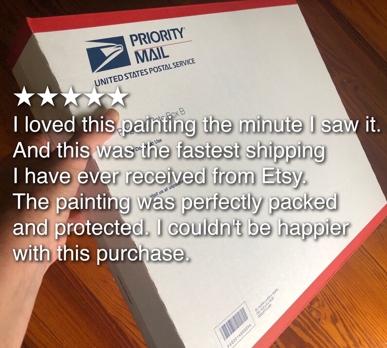 Pu&ograve; includere: Una scatola Priority Mail bianca e rossa dello United States Postal Service. La scatola ha un testo che recita: "Ho amato questo dipinto dal momento in cui l'ho visto. E questa &egrave; stata la spedizione pi&ugrave; veloce che abbia mai ricevuto da Etsy."
