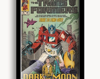 Könnte beinhalten: Ein gerahmtes Comic-Cover mit den Transformers. Das Artwork zeigt Optimus Prime in Rot und Blau vor einer Stadtkulisse. Der Titel lautet "The Transformers" mit dem Text "Dark of the Moon" unten. Das Marvel-Logo ist sichtbar.