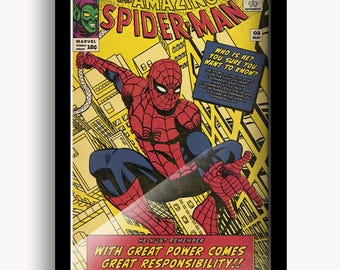 Puede incluir: Portada de cómic vintage enmarcada de The Amazing Spider-Man. La obra de arte presenta a Spider-Man con un traje rojo y azul, con bocadillos de texto y las palabras "¡Un gran poder conlleva una gran responsabilidad!"