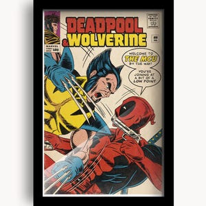 Puede incluir: Portada de cómic enmarcada con Deadpool y Wolverine en una escena de lucha. El título "Deadpool & Wolverine" está en letras rojas y amarillas. Los bocadillos incluyen "Welcome to the MCU by the way!" y "You're joining at a bit of a low point."