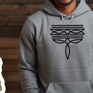 Puede incluir: Una sudadera con capucha gris con un diseño geométrico negro en la parte delantera. El diseño presenta una serie de líneas y curvas superpuestas.