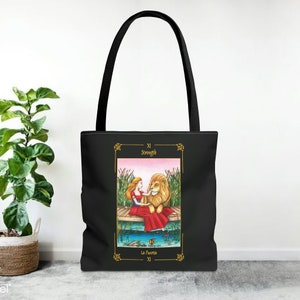 Tote Bag (AOP) "Force" avec cadre carte/carte "La Force" avec bordure - Tarot Sortilegium
