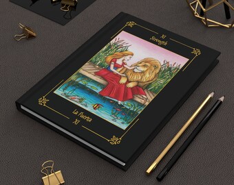 Amerika) – Hardcover-Tagebuch/Hardcover-Tagebuch „Strengh“-Karte mit Rahmen und Namen/Buchstabe „La Fuerza“ mit Rahmen und Namen – Sortilegium-Tarot