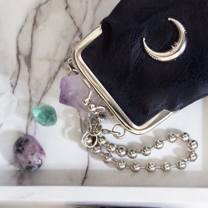Cartera de bruja / Bolso de hombro con cadena texturizada con decoración lunar / Bolsa de bolsillo retro vintage con forma de beso para artículos de altar