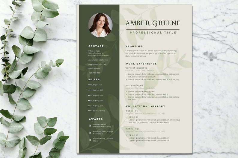 K&ouml;nnte beinhalten: Eine Lebenslaufvorlage mit gr&uuml;nem Hintergrund und floralen Akzenten. Der Lebenslauf ist f&uuml;r Amber Greene, die eine Berufsbezeichnung hat. Der Lebenslauf enth&auml;lt Kontaktinformationen, F&auml;higkeiten, Auszeichnungen, Berufserfahrung und Ausbildung.