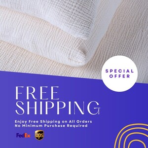 Puede incluir: Oferta de env&iacute;o gratuito en todos los pedidos sin compra m&iacute;nima requerida. La oferta se anuncia con una almohada blanca sobre un fondo azul con el texto "ENV&Iacute;O GRATIS" y los logotipos de FedEx y UPS.
