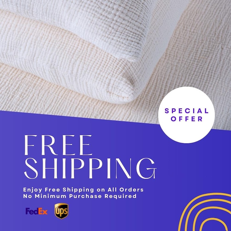 Puede incluir: Oferta de env&iacute;o gratuito en todos los pedidos sin compra m&iacute;nima requerida. La oferta se anuncia con una almohada blanca sobre un fondo azul con el texto "ENV&Iacute;O GRATIS" y los logotipos de FedEx y UPS.