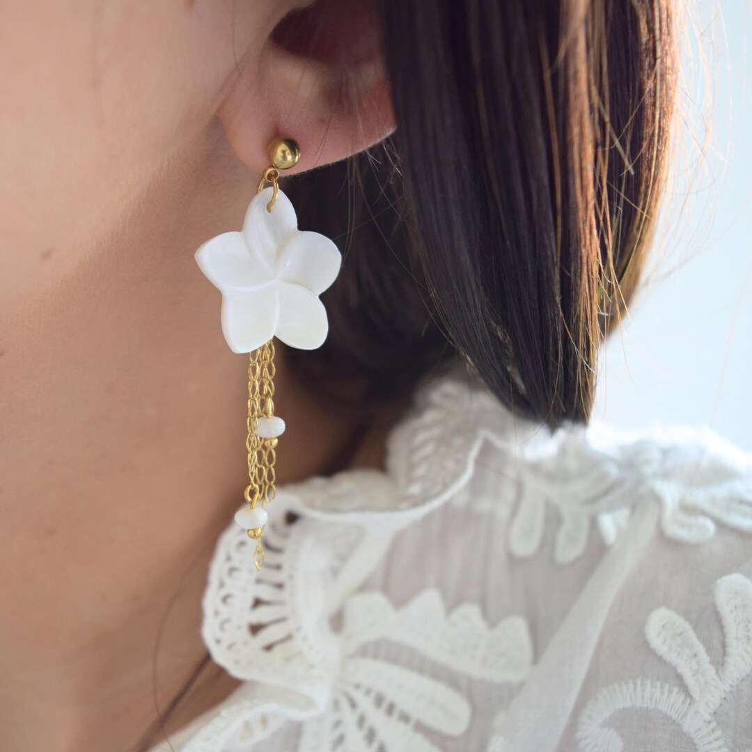 Boucles D'oreilles Percées Vintage - Motif Fleur Or Avec Perles Blanc Nacré - Sans Marque