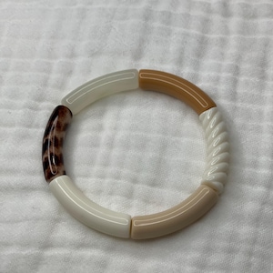 Bracelet Rigide Ouvrant Couleur Or - Cabochon En Résine Beige - Modèle Classique 5331 - Occasion Parfait état