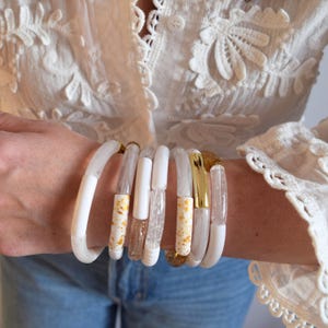 Witte elastische armband – Armband met harsbuiskralen – Elegante damessieraden – Chique stapelarmband – Wit en goudtinten