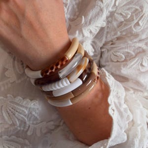 Elastisches Armband in Weiß und Taupe – Armband mit Harzröhrchenperlen – Schicker, neutraler Damenschmuck – Elegantes Boho-Armband zum Kombinieren