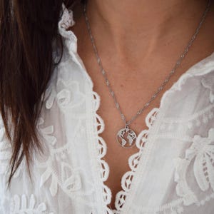 Collier Travel - collier femme acier inoxydable avec pendentif mappemonde et chaine fantaisie longueur au choix