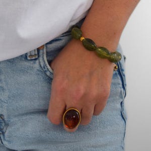 OLIVIA armband med olivgröna hartspärlor – Ovalt pärlarmband – Elastiskt damarmband – Elegant grönt smycke, handgjort, elegant present