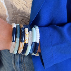 Donkerblauwe elastische harsarmband – Trendy armband met buisvormige kralen – Zomersieraden voor dames – Marineblauwe stapelarmband