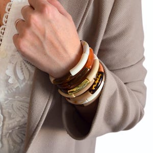 Bracelet femme tons cuivrés en résine – bijou élastique fait main – bracelet artisanal chic – création française originale